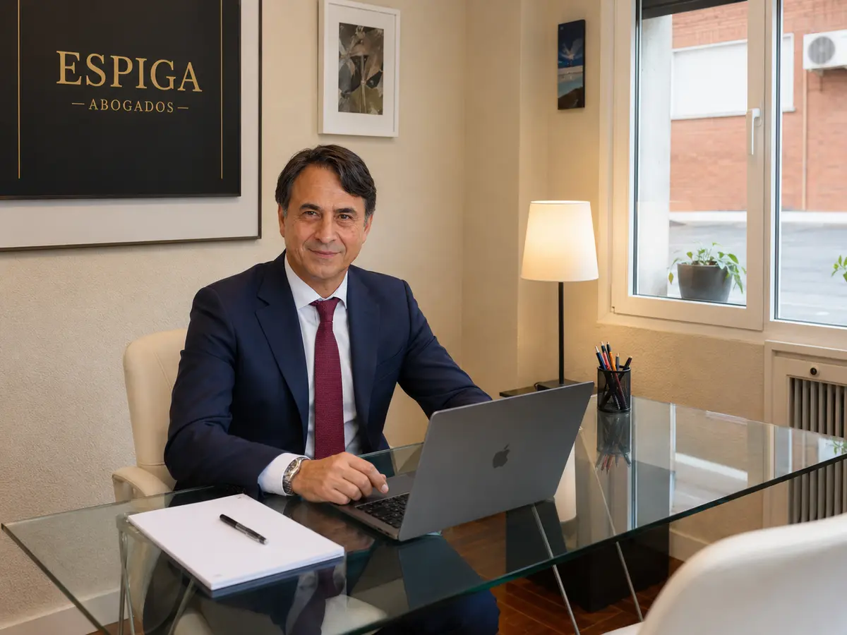 Abogado trabajando en su despacho